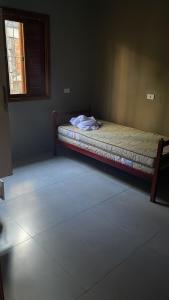 een slaapkamer met een bed in de hoek van een kamer bij Chacara recanto da paz in Mairinque