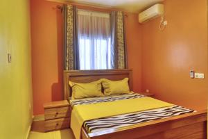 ドゥアラにあるMeuble Modon Nyallaの小さなベッドルーム(ベッド1台、窓付)