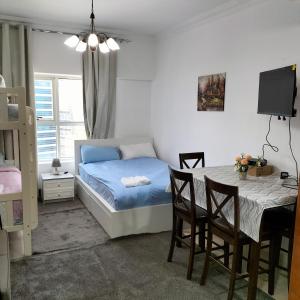 Voodi või voodid majutusasutuse Private Studio Apartment in Tecom next to Metro station toas