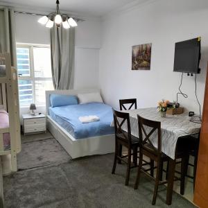 Voodi või voodid majutusasutuse Private Studio Apartment in Tecom next to Metro station toas