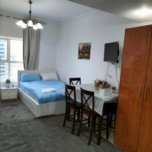 Voodi või voodid majutusasutuse Private Studio Apartment in Tecom next to Metro station toas