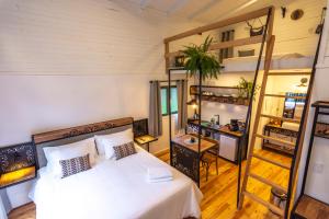 a bedroom with a bed and a bunk room at Lofts Kayser Haus in Urubici