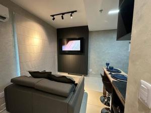 Μια τηλεόραση ή/και κέντρο ψυχαγωγίας στο Apartamento 53 - Studio Aconchegante e Completo