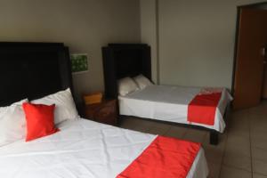 Łóżko lub łóżka w pokoju w obiekcie Krishna Guest House