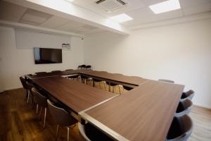 une salle de conférence avec une grande table et des chaises dans l'établissement Hotel Barda Sur, à General Roca