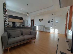 Il comprend un salon avec un canapé et une cuisine. dans l'établissement Casa al mare. CITRA 9064-LT-0085, à Vado Ligure