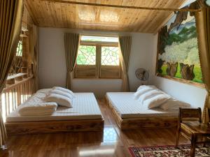 A bed or beds in a room at Bac ha carpenter house