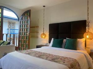 een slaapkamer met een groot bed en een groot raam bij Mahalo Hostel in Salento +120 foto's