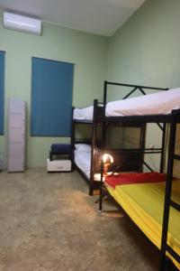 Postel nebo postele na pokoji v ubytování Barrio Antiguo Hostel HK