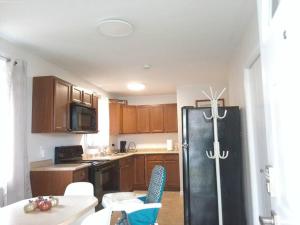 Kitchen o kitchenette sa Sweethome - 10 min to Rogers Place & so much more