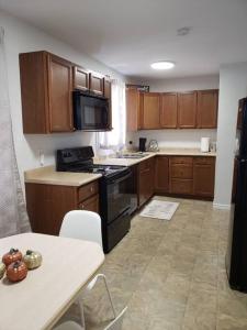 Kitchen o kitchenette sa Sweethome - 10 min to Rogers Place & so much more