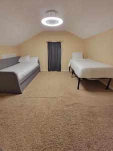 Zimmer mit 2 Betten in einem Zimmer in der Unterkunft Cozy Country Home 