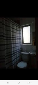 baño con aseo y ventana en Lorena, en Concepción