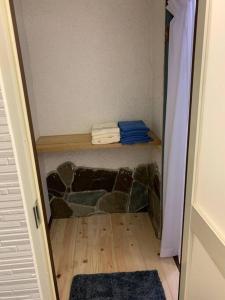a small room with a shelf with towels on it at ステイビレッジ蔵王　一棟丸貸し宿泊施設4名様まで同一金額　ペット同伴可！ in To-katta