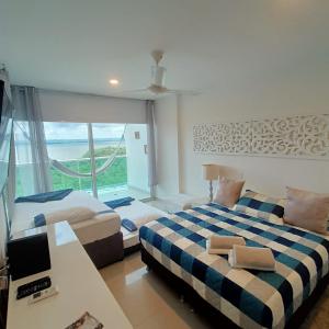 1 dormitorio con 2 camas y escritorio con ordenador en Apartamento morros 922, en Cartagena de Indias