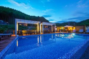 Bazén v ubytování Setouchi Island Stays Suo Oshima nebo v jeho okolí