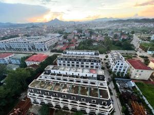 uma vista aérea de uma cidade com edifícios brancos em Happy Homestay 2 em Lạng Sơn