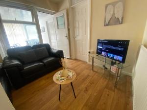 TV tai viihdekeskus majoituspaikassa PnG Suites - Abernant Rooms Shared Facilities