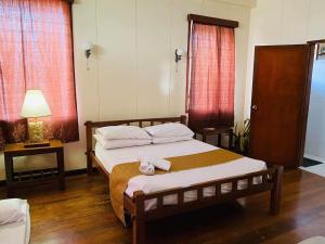 ein Schlafzimmer mit einem Bett mit zwei Handtüchern darauf in der Unterkunft Casa Don Julian Guesthouse in Bais
