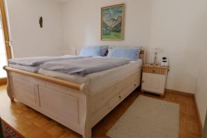 1 dormitorio con 1 cama grande con sábanas azules en Ferienhaus Haas, en Ruhpolding