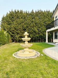 a stone fountain in the middle of a yard at Haven Tree Sweet Home in Richmond