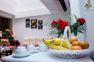 un tavolo con un cesto di frutta e un cesto di fiori di Hotel Valle Andino a Cuzco