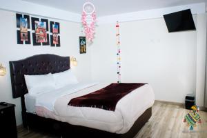 una camera da letto con un letto grande in una stanza di Hotel Valle Andino a Cuzco