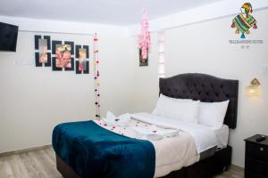 Un dormitorio con una cama con adornos. en Hotel Valle Andino, en Cusco