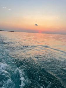 una gran masa de agua con una puesta de sol en el fondo en Serenity on the Shores en Portage