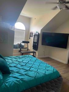 een slaapkamer met een bed en een flatscreen-tv bij Serenity on the Shores in Portage
