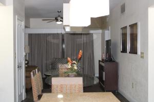 een woonkamer met een bank en een tafel bij Floriday Resort in Orlando