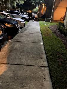 una acera con coches estacionados al lado de una calle en Disney Kissimmee Condo, en Kissimmee