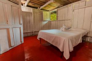 ein Zimmer mit einem Tisch und einem Handtuch darauf in der Unterkunft MIRADOR NARIGUA in San José del Guaviare