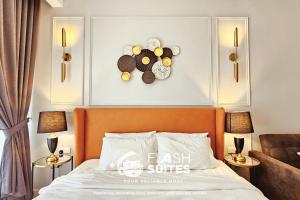 1 dormitorio con 1 cama y reloj en la pared en Expressionz Premium Suites @ KLCC en Kuala Lumpur