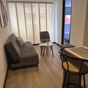 馬尼薩萊斯的住宿－Apartamento nuevo centro histórico!，客厅配有沙发、椅子和桌子