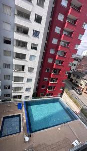 an empty swimming pool in front of a building at Apartamento nuevo centro histórico! in Manizales