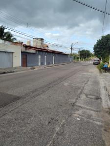 an empty street in a town with a building at Casa Frida 1 in Natal