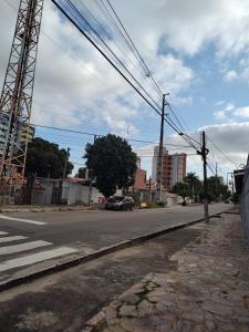 une rue avec une voiture garée sur le côté de la route dans l'établissement Casa Frida 3, à Natal
