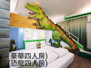 台南的住宿－台南樂遊電梯民宿，卧室内的一张恐龙床,卧室内设有一个恐龙床头板