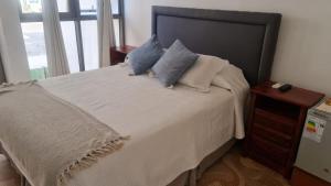 Una cama o camas en una habitación de Suites & Habitaciones Acapulco La Lisera