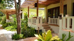 una casa con porche y escaleras delante en Treeya Lanta en Ko Lanta