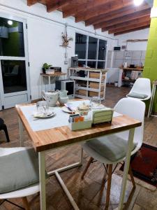 - une table et des chaises dans une pièce avec cuisine dans l'établissement Abrazados Suites del Valle, à Villa Yacanto