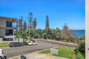 eine Straße mit zwei auf der Straße geparkten Autos in der Unterkunft Rosalie Unit 1, 4 Margaret St, Kings Beach in Caloundra