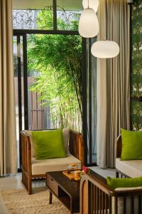 sala de estar con sofá y mesa en The Coffee City - Healing & Retreats, en Buon Ma Thuot