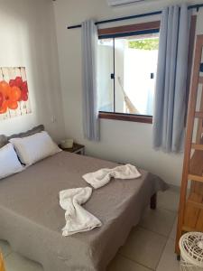 een slaapkamer met een bed met twee handdoeken erop bij Casa Jubarte in Alcobaça