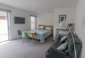 Voodi või voodid majutusasutuse Marsden Cove Canal Haven with Spa Pool toas
