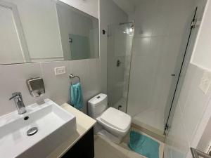 a bathroom with a sink and a toilet and a shower at Piscina Mar en el Paraíso Caribe in Colón