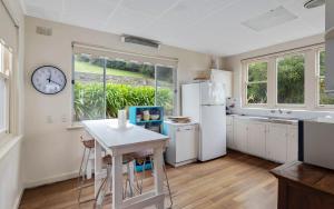 Una cocina o cocineta en Breathtaking Views of Encounter Bay Pet Friendly 9 fotos más