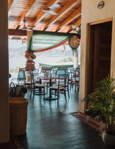 Villa del Pescador في زيهواتانيجو: غرفة طعام مع طاولة وكراسي في مبنى