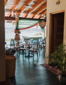 une salle à manger avec une table et des chaises dans un bâtiment dans l'établissement Villa del Pescador, à Zihuatanejo